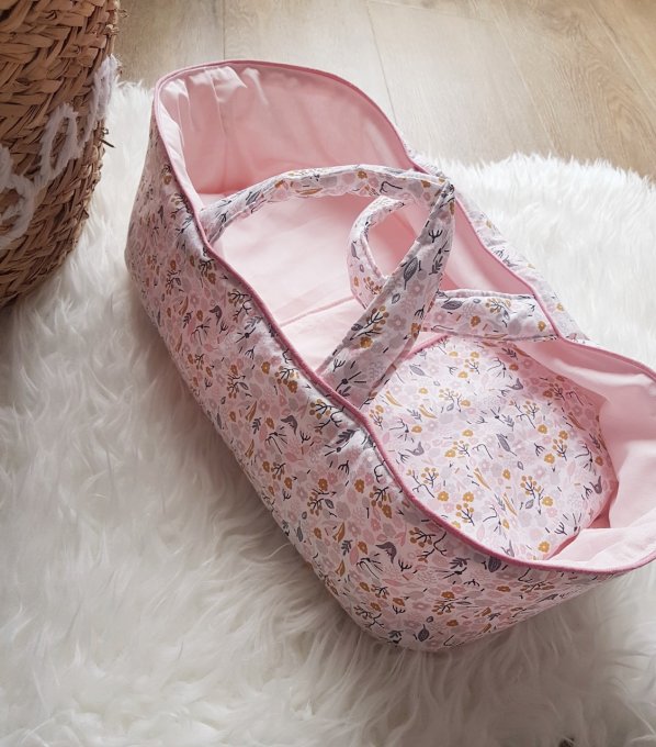 Couffin fleuri pour poupée modèle Louison rose 