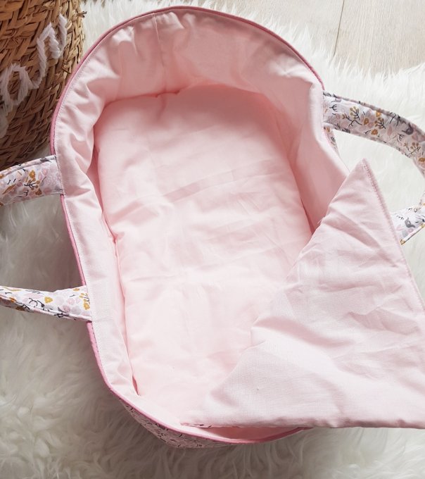Couffin fleuri pour poupée modèle Louison rose 