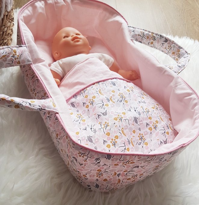 Couffin fleuri pour poupée modèle Louison rose 