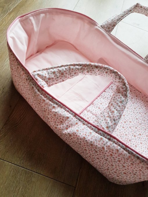 couffin fleuri pour poupée modèle Salomé rose 