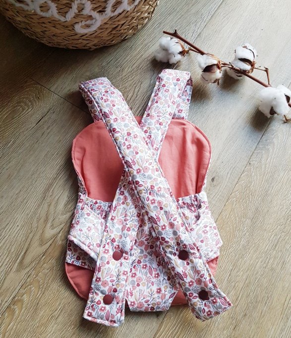 Porte bébé fleuri pour poupée Louison terra cotta
