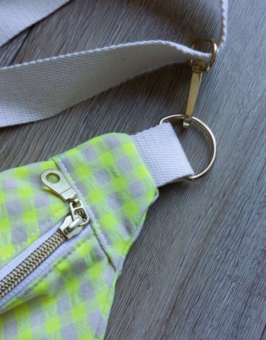 Mini sac banane vichy fluo